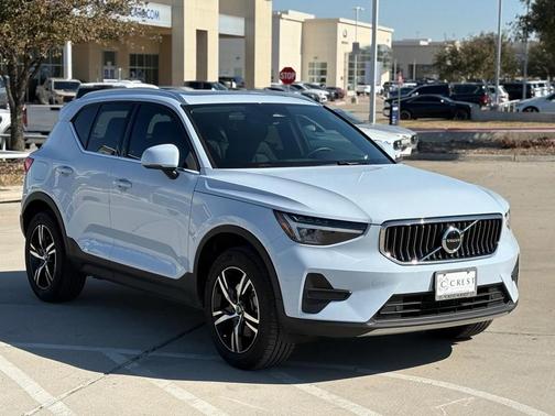 2025 Volvo XC40 B5 AWD