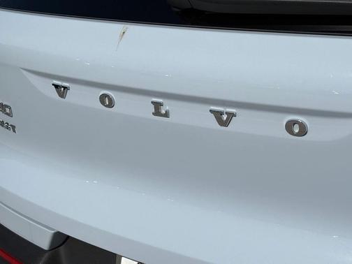 2025 Volvo XC40 B5 AWD