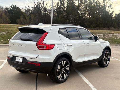 Crystal White 2026 Volvo XC40 B5 Ultra