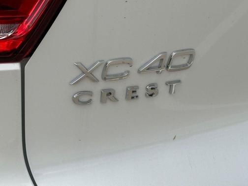 Crystal White 2026 Volvo XC40 B5 Ultra