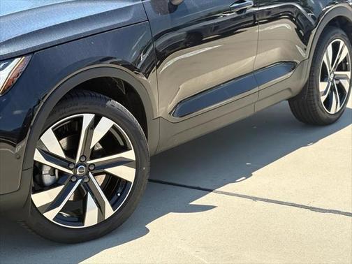 2025 Volvo XC40 B5 Plus Dark Theme