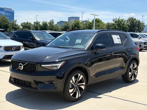2025 Volvo XC40 B5 Plus Dark Theme