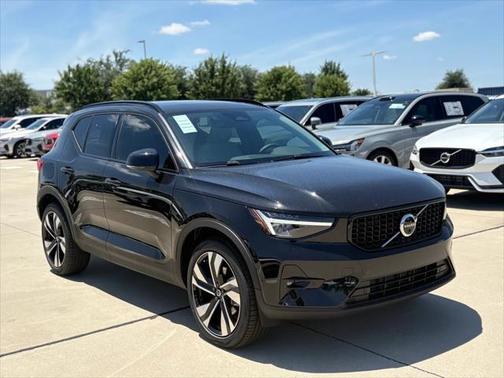2025 Volvo XC40 B5 Plus Dark Theme