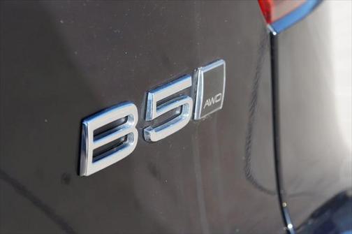 2023 Volvo XC40 B5 Plus Dark Theme
