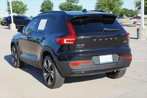 2023 Volvo XC40 B5 Plus Dark Theme