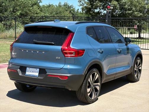 2025 Volvo XC40 B5 Ultra Dark Theme
