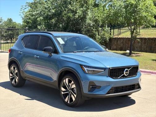 2025 Volvo XC40 B5 Ultra Dark Theme