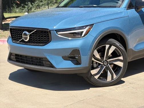 2025 Volvo XC40 B5 Ultra Dark Theme