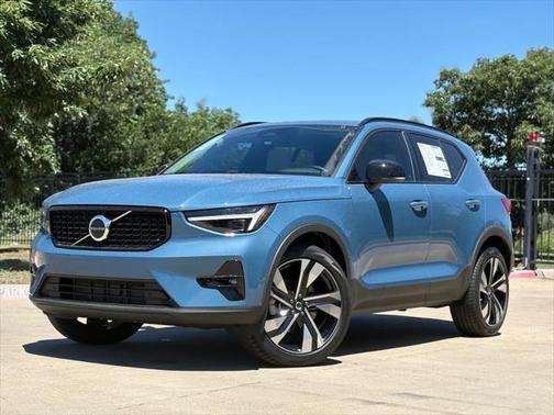 2025 Volvo XC40 B5 Ultra Dark Theme