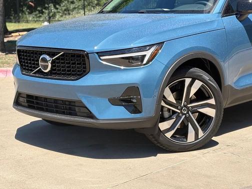 2025 Volvo XC40 B5 Ultra Dark Theme