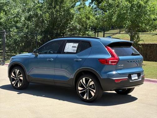 2025 Volvo XC40 B5 Ultra Dark Theme