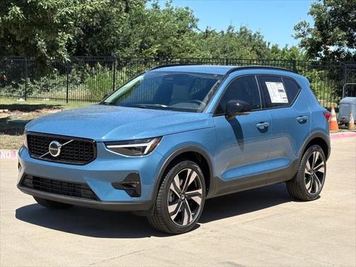 2025 Volvo XC40 B5 Ultra Dark Theme