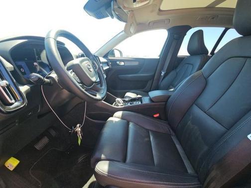 Onyx Black Metallic 2025 Volvo XC40 B5 Plus Bright Theme