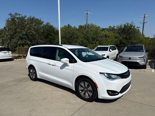 Bright White Clearcoat 2018 Chrysler Pacifica Hybrid Touring L