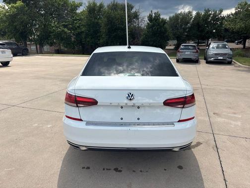 Pure White 2021 Volkswagen Passat 2.0T SE