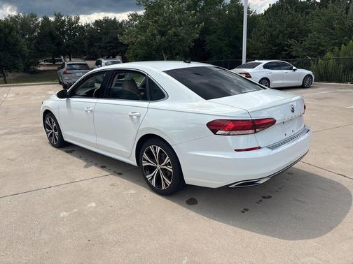 Pure White 2021 Volkswagen Passat 2.0T SE