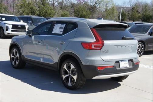 2025 Volvo XC40 B5 Core Bright Theme