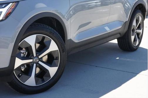 2025 Volvo XC40 B5 Core Bright Theme