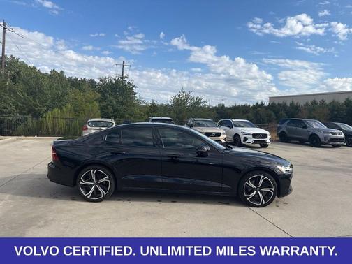 Onyx Black Metallic 2024 Volvo S60 B5 Plus Dark Theme