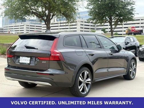 Platinum Gray Metallic 2023 Volvo V60 Cross Country B5 Plus