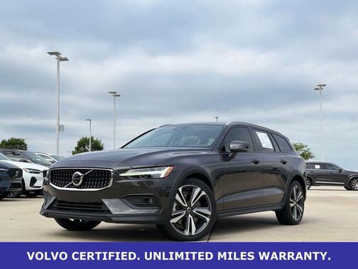 Platinum Gray Metallic 2023 Volvo V60 Cross Country B5 Plus