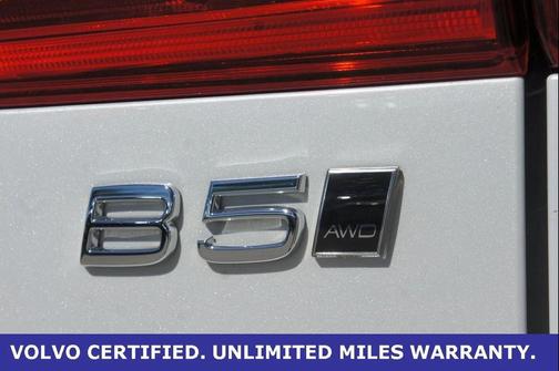 2023 Volvo XC60 B5 Plus Dark Theme