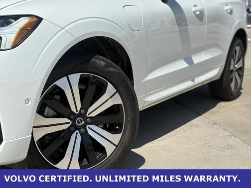 2023 Volvo XC60 Recharge Plug-In Hybrid T8 Plus Dark Theme