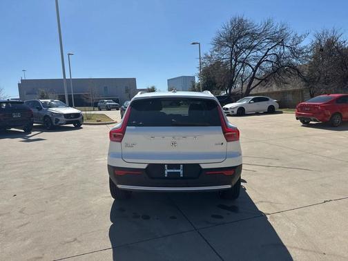 2023 Volvo XC40 B5 Plus Bright Theme