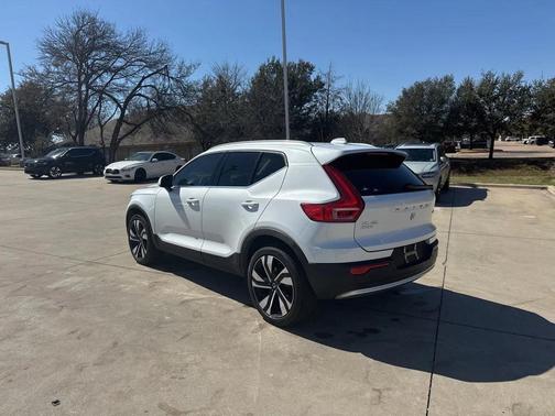 2023 Volvo XC40 B5 Plus Bright Theme