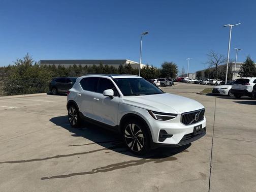 2023 Volvo XC40 B5 Plus Bright Theme