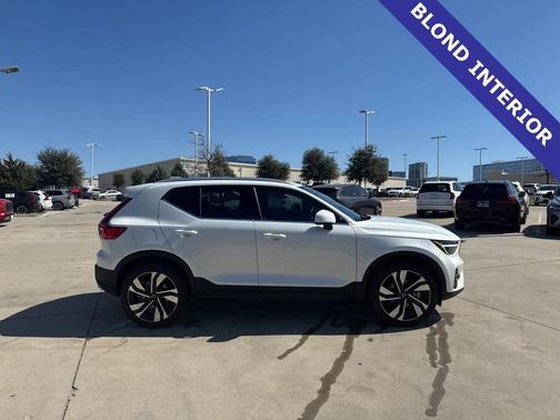 2023 Volvo XC40 B5 Plus Bright Theme