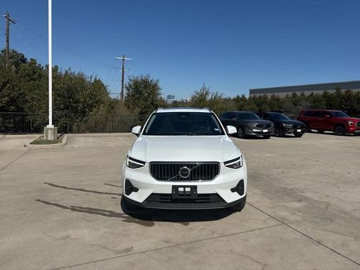 2023 Volvo XC40 B5 Plus Bright Theme