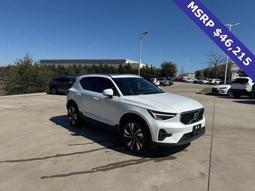 2023 Volvo XC40 B5 Plus Bright Theme