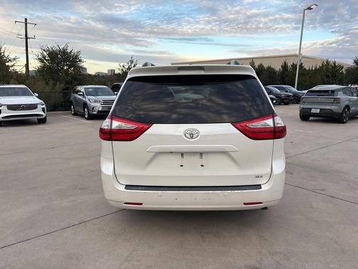 2017 Toyota Sienna XLE