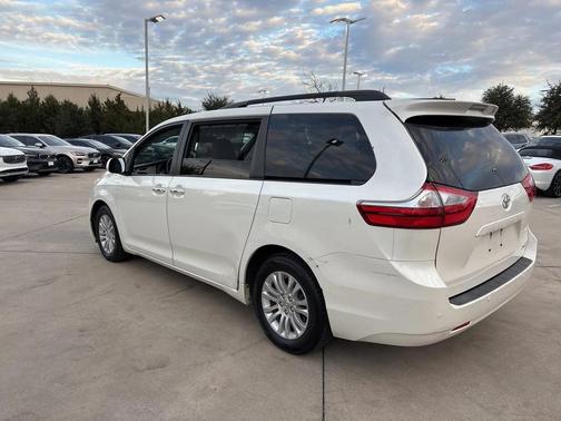 2017 Toyota Sienna XLE