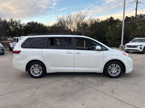 2017 Toyota Sienna XLE