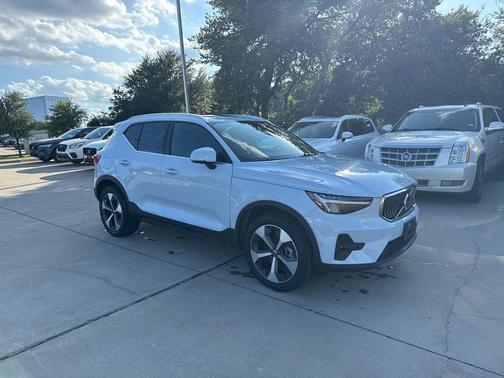 2025 Volvo XC40 B5 Plus Bright Theme