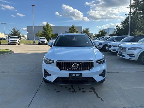 2025 Volvo XC40 B5 Plus Bright Theme