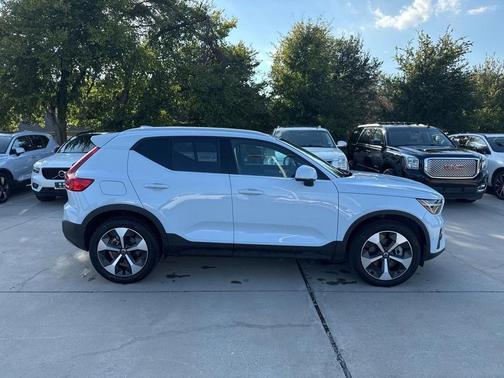 2025 Volvo XC40 B5 Plus Bright Theme