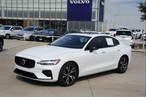 2023 Volvo S60 B5 Plus Dark Theme