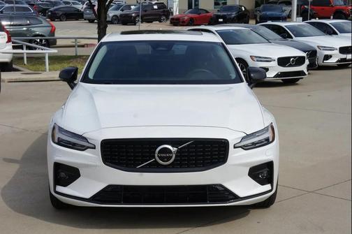 2023 Volvo S60 B5 Plus Dark Theme