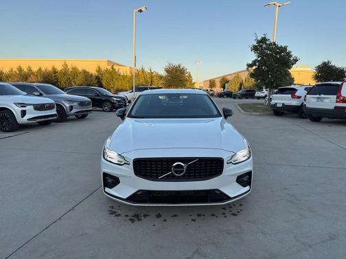 2023 Volvo S60 B5 Plus Dark Theme