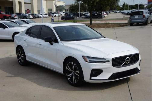 2023 Volvo S60 B5 Plus Dark Theme