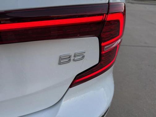 2023 Volvo S60 B5 Plus Dark Theme