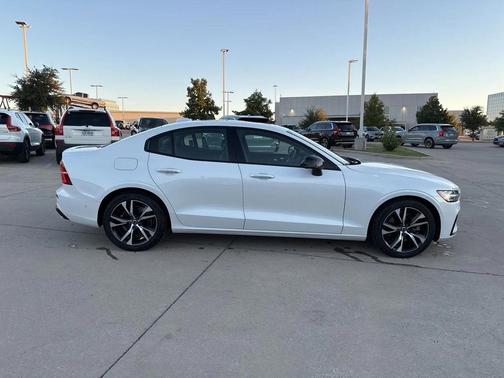 2023 Volvo S60 B5 Plus Dark Theme