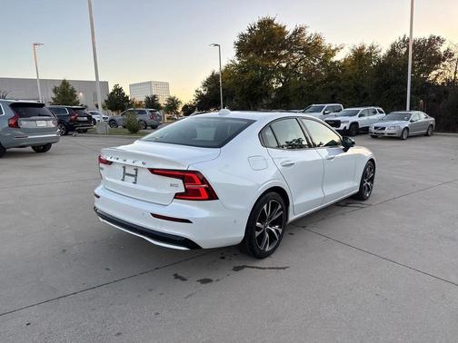 2023 Volvo S60 B5 Plus Dark Theme