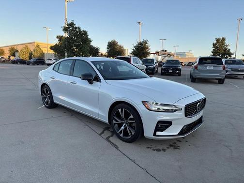 2023 Volvo S60 B5 Plus Dark Theme