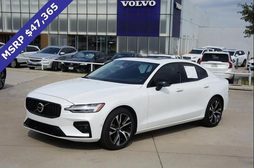 2023 Volvo S60 B5 Plus Dark Theme