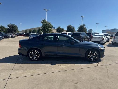 2023 Volvo S60 B5 Plus Dark Theme