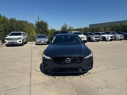 2023 Volvo S60 B5 Plus Dark Theme